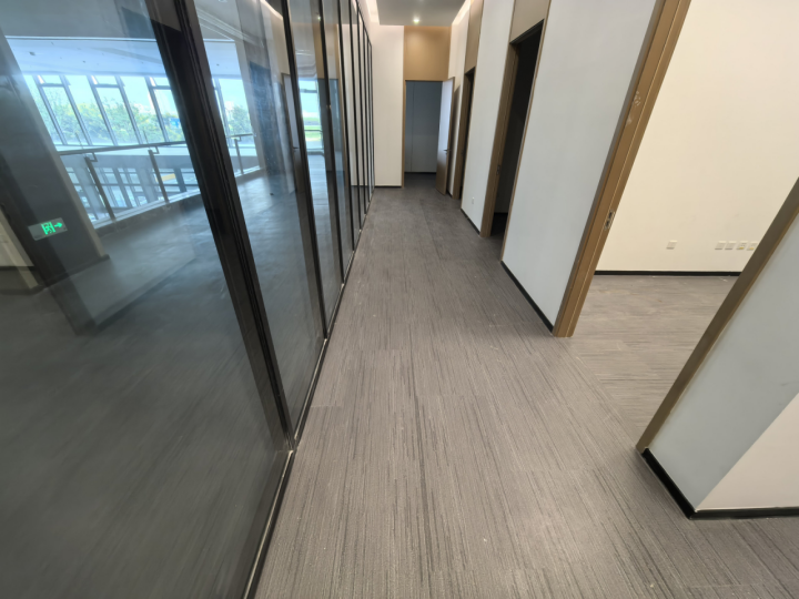 项目实景：走廊与玻璃隔断区域